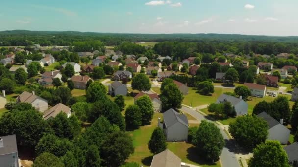 교외에 아름다운 집들이 상공을 비행하는 — 비디오