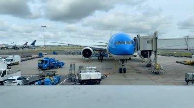 AMSTERDAM, NETHERLANDS - 9 Temmuz 2022: Schiphol Havaalanı 'nın jetway rıhtımı, Avrupa' nın en yoğun beşinci havalimanı olan 2022 yazında vurulan yolcular açısından zaman aşımına uğradı