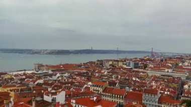 Lizbon şehir merkezindeki tarihi Lizbon Baixa, Tagus Nehri ve Lizbon 'daki Sao Jorge St. George Kalesi' nden 25.