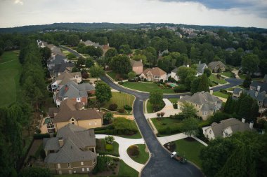 ABD 'nin Gürcistan' ın banliyölerindeki bir alt bölümdeki ev kümesinin hava panoramik görüntüsü bulutlu bir gökyüzü sırasında insansız hava aracıyla vuruldu.
