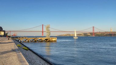 Portekiz 'deki Tagus Nehri üzerinde Lizbon' daki ünlü Ponte 25 de Abril köprüsünün panoramik görüntüsü