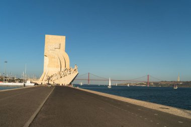 Lizbon, Portekiz- 4 Temmuz 2022: Lizbon 'daki popüler Keşifler Anıtı' nda (Padrao dos Descobrimentos) turist kalabalığı.