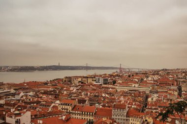 Lizbon ufuk çizgisi, Tagus nehri ve Lizbon 'daki 25. Abril köprüsü Castelo sao Jorge' nin tepesinden güzel bir manzara.