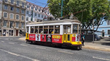 Lizbon, Portekiz - 4 Temmuz 2022 Lizbon, Portekiz 'deki ünlü sarı renkli tramvay. Meşhur seyahat yeri