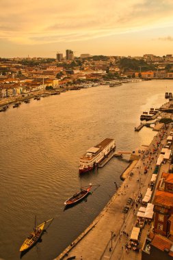 Portekiz, Porto 'da gün batımında Ponte d.luis köprüsünün tepesinden günbatımının panoramik görüntüsü