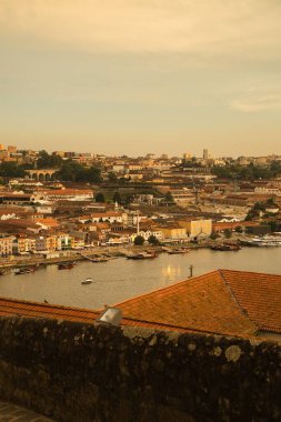 Portekiz, Porto 'da gün batımında Ponte d.luis köprüsünün tepesinden günbatımının panoramik görüntüsü