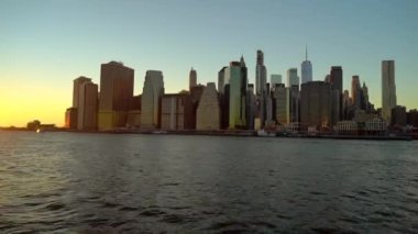 New York Şehri, NY- 22 Şubat 2022: Günbatımında New York 'taki Brooklyn Parkı' ndan Hudson Nehri 'nin karşısındaki Manhattan siluetinin panoramik görüntüsü