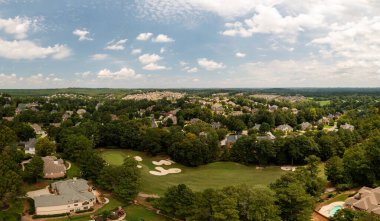 ABD 'nin Georgia kentindeki Atlanta metrosunda golf sahası ve gölü olan banliyödeki bir alt bölümdeki ev kümesinin hava panoramik görüntüsü altın saat içinde insansız hava aracıyla vuruldu.