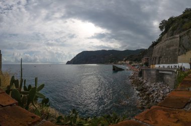 Renkli balıkçı köylerinin panoramik manzarası ve şimdi İtalya 'nın Cinque Terre bölgesinde önemli bir turistik ilgi merkezi..