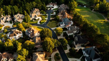 ABD 'nin Gürcistan' ın banliyölerindeki bir alt bölümdeki ev kümesinin havadan panoramik görüntüsü altın saat içinde insansız hava aracıyla vuruldu.
