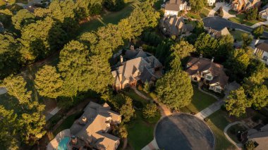 ABD 'nin Gürcistan' ın banliyölerindeki bir alt bölümdeki ev kümesinin havadan panoramik görüntüsü altın saat içinde insansız hava aracıyla vuruldu.