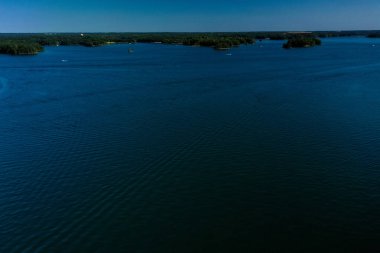 Güzel Lanier Gölü 'nün panoramik hava manzarası su sporları severler için popüler bir tatil yeri ve Atlanta, GA' ya ana su kaynağı.