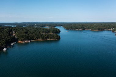 Güzel Lanier Gölü 'nün panoramik hava manzarası su sporları severler için popüler bir tatil yeri ve Atlanta, GA' ya ana su kaynağı.