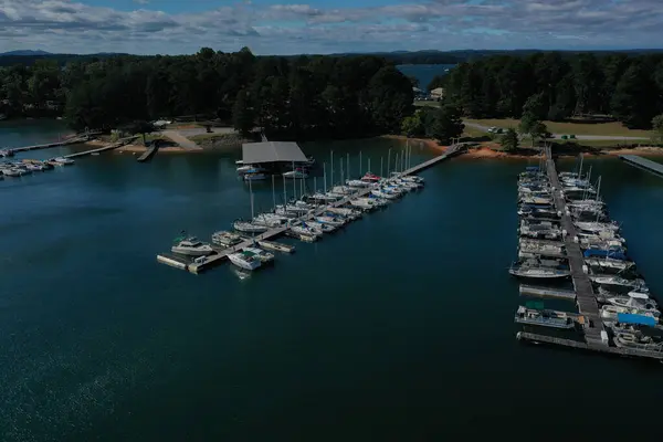 Atlanta 'daki Lanier Gölü' nde hareketli bir marinanın insansız hava aracı tarafından çekilen panoramik hava görüntüsü.
