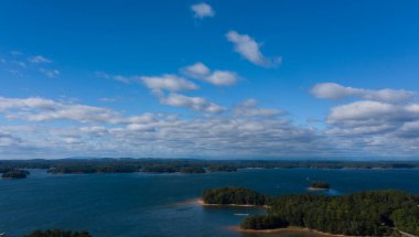 Lanier Gölü 'nün havadan panoramik görüntüsü ve 2022 sonbaharında güneşli bir günde insansız hava aracıyla limana yanaşan tekneler.