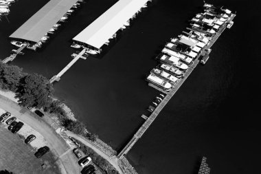 Lanier Gölü 'nün havadan panoramik görüntüsü ve 2022 sonbaharında güneşli bir günde insansız hava aracıyla limana yanaşan tekneler.