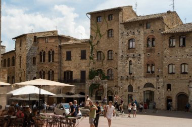San Gimignano, İtalya: 30 Ağustos 2022 - İtalya 'nın Toskana kentindeki bir UNESCO miras şehri olan San Gimignano, San Gimignano Piazza della Cisterna' nın panoramik manzarası