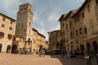 San Gimignano, İtalya: 30 Ağustos 2022 - İtalya 'nın Toskana kentindeki bir UNESCO miras şehri olan San Gimignano, San Gimignano Piazza della Cisterna' nın panoramik manzarası