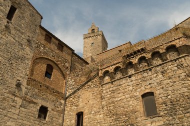 San Gimignano, İtalya: 30 Ağustos 2022 - İtalya 'nın Toskana kentindeki bir UNESCO miras şehri olan San Gimignano, San Gimignano Piazza della Cisterna' nın panoramik manzarası