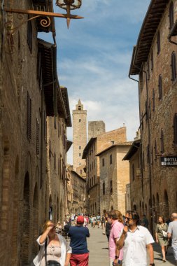 San Gimignano, İtalya: 30 Ağustos 2022 - İtalya 'nın Toskana kentindeki bir UNESCO miras şehri olan San Gimignano, San Gimignano Piazza della Cisterna' nın panoramik manzarası