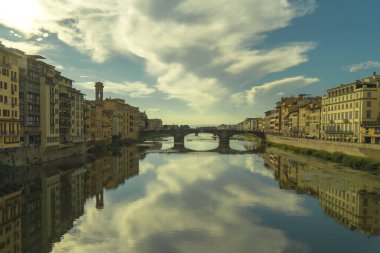 Floransa, İtalya 'da gün batımında St.Trinity köprüsünden şehrin panoramik manzarası yükseliyor.