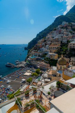 Güzel Positano kasabasının panoramik hava manzarası Güney İtalya 'daki Amalfi sahilinde ünlü bir turizm merkezi.