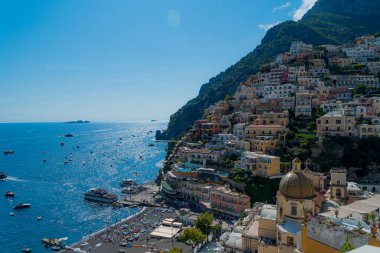Güzel Positano kasabasının panoramik hava manzarası Güney İtalya 'daki Amalfi sahilinde ünlü bir turizm merkezi.