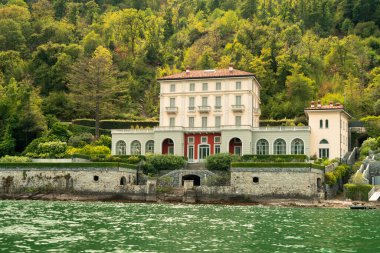 Como Gölü, İtalya: 3 Eylül 2022 Como Gölü üzerinde lüks bir villa manzarası.