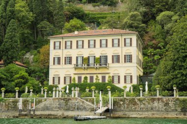 Como Gölü, İtalya: 3 Eylül 2022 - İtalya 'da Moltrasio' da bulunan güzel Fontanelle villası.