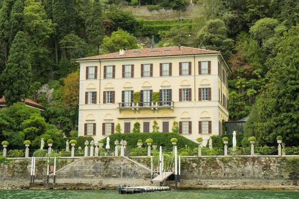 Como Gölü, İtalya: 3 Eylül 2022 - İtalya 'da Moltrasio' da bulunan güzel Fontanelle villası.