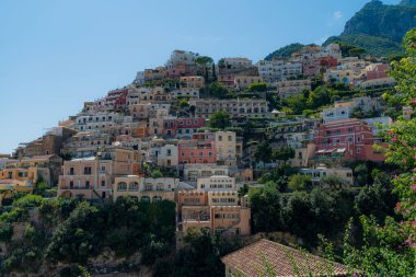 Güzel Positano kasabasının panoramik hava manzarası Güney İtalya 'daki Amalfi sahilinde ünlü bir turizm merkezi.