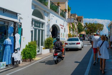 Positano, İtalya: 27 Ağustos 2022 - İtalya 'nın güneyindeki Amalfi kıyısında ünlü bir turizm merkezi olan güzel Positano kasabasının tıklım tıklım sokakları