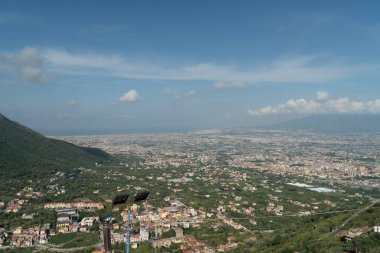 İtalya 'nın Amalfi kıyısındaki dağdan yayılan Napoli ve çevresindeki köylerin panoramik manzarası