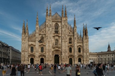 Milan, İtalya: 2 Eylül 2022 - Gotik tarzda inşa edilen Milano Katedrali 2022 yazında turistlerle dolu