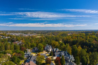 ABD 'nin Georgia kentindeki Atlanta metrosunda golf sahası ve gölü olan banliyödeki bir alt bölümdeki ev kümesinin hava panoramik görüntüsü altın saat içinde insansız hava aracıyla vuruldu.