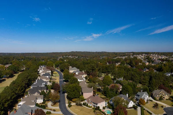 ABD 'nin Georgia kentindeki Atlanta metrosunda golf sahası ve gölü olan banliyödeki bir alt bölümdeki ev kümesinin hava panoramik görüntüsü altın saat içinde insansız hava aracıyla vuruldu.