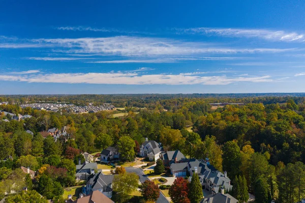 ABD 'nin Georgia kentindeki Atlanta metrosunda golf sahası ve gölü olan banliyödeki bir alt bölümdeki ev kümesinin hava panoramik görüntüsü altın saat içinde insansız hava aracıyla vuruldu.