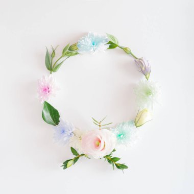 Doğal çiçek ve yapraklardan yapılmış yuvarlak çerçeve. Çiçeklerin popüler farklı renkleri düğünler, nişanlar ve diğer amaçlar için yaratıcı bir konsepte sahiptir..