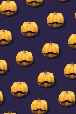 Mor arka planda bıyıklı balkabağından yapılmış bir desen. Cadılar Bayramı kabağı arkaplan kavramı