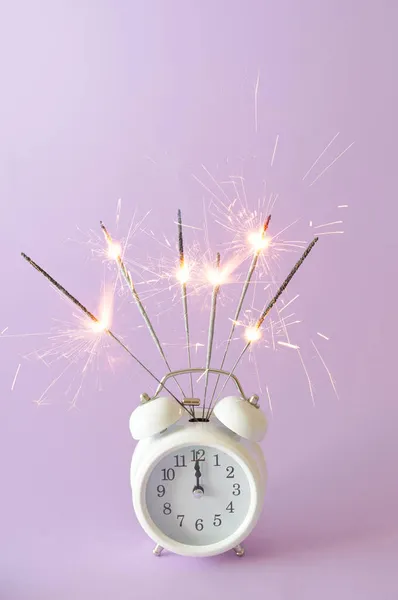 Viejo Reloj Retro Con Bengalas Fondo Púrpura Estético Año Nuevo — Foto de Stock