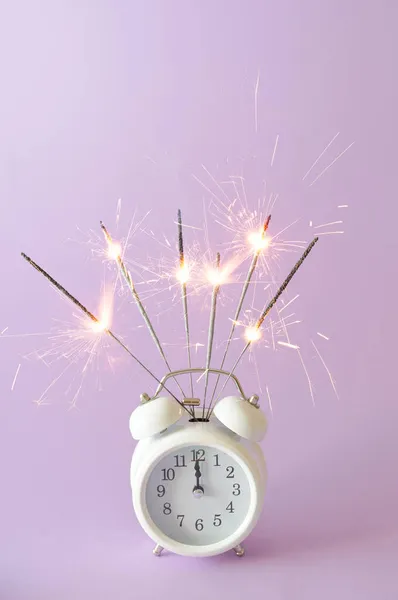 Vieille Horloge Rétro Avec Des Étincelles Esthétique Fond Violet Nouvel — Photo