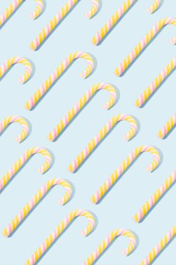 Renkli lolipop mavi arka planda bir desen oluşturdu. Şeker Noel konsepti