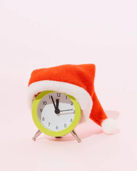 Sombrero Santa Reloj Retro Estética Navidad Año Nuevo Comosition Fondo — Foto de Stock