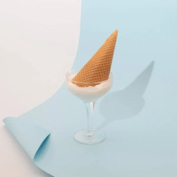 Растаявшее Мороженое Стакане Перевернутым Конусом Внутри Сочетание Синего Белого Фона — стоковое фото