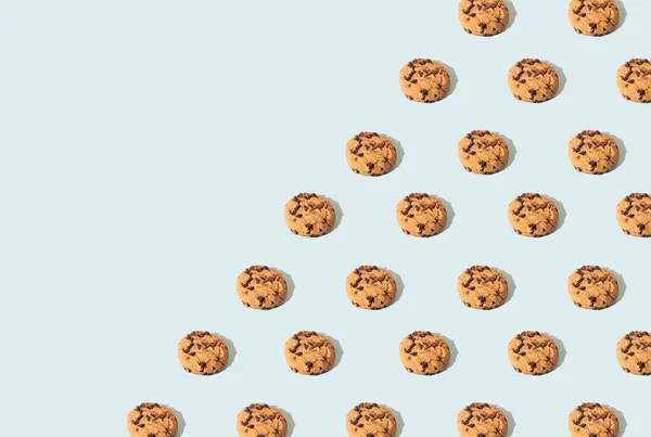 Шоколадні Чіпси Синьому Фоні Розташовані Візерунку Концепція Печива Солодкої Їжі — стокове фото
