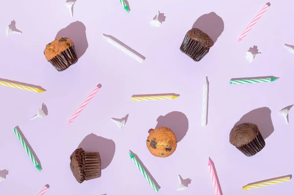 Narozeninové Svíčky Muffiny Fialovém Pozadí Barevné Estetické Rozložení Narozenin — Stock fotografie