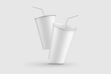 Açık gri arka planda izole edilmiş, saman şablonu şablonlu iki kağıt soda bardağı. Yüksek çözünürlük.