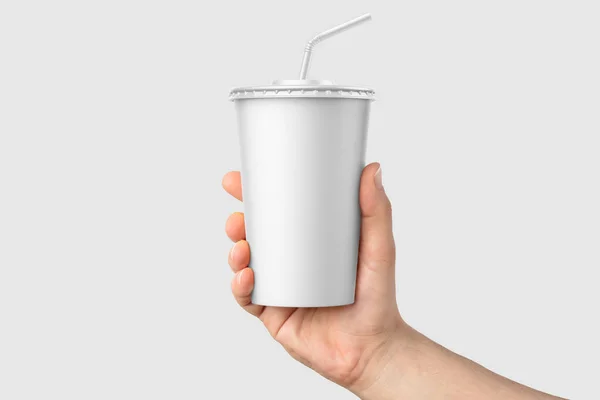 Copo Soda Papel Uma Mão Com Modelo Mockup Palha Isolado — Fotografia de Stock