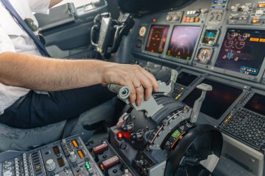 Pilot uçak kokpitinden pilotluk yapıyor.