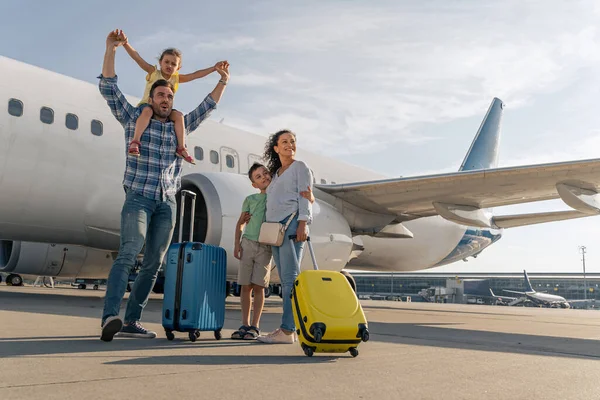 Pais felizes e seus filhos esperando para viajar juntos — Fotografia de Stock